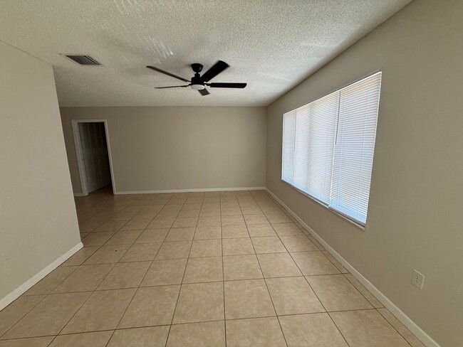Building Photo - 1001 Spring Meadow Dr