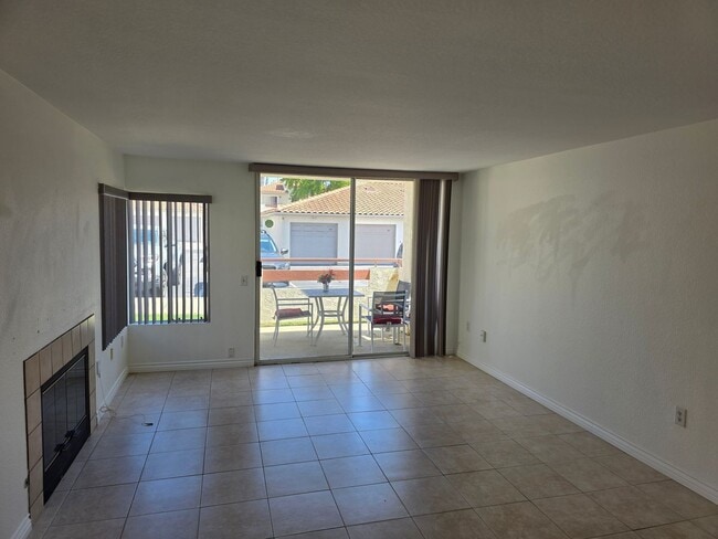 Building Photo - Vibrant 2 bedroom/2 bath condo in a great community with quick access to main commuter arteries