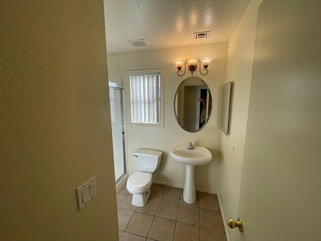 Building Photo - 837 E Glenmere Dr