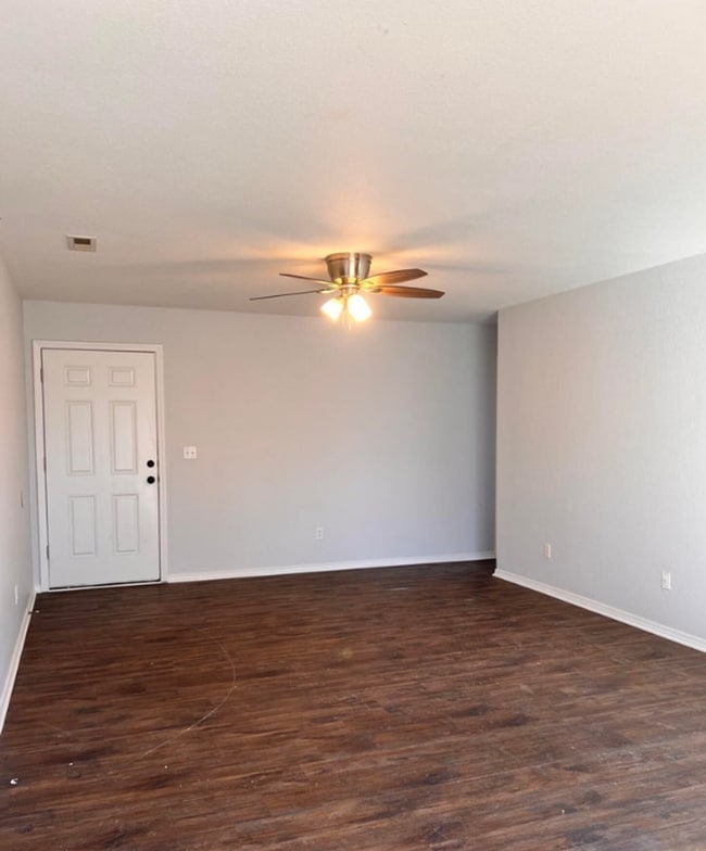 Building Photo - 2212 E 8th St