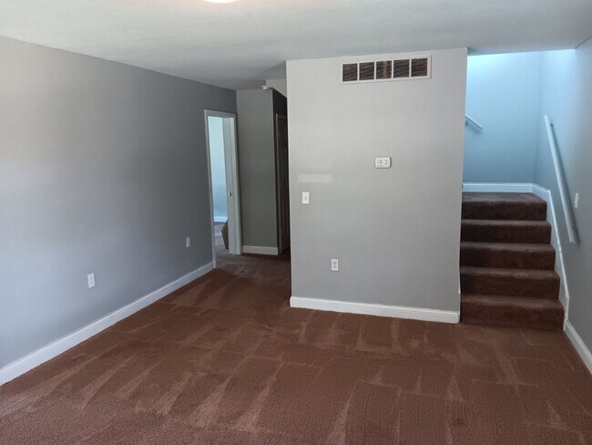 Building Photo - 4 Bed / 2 Full Bath House with Attached Garage — Brand-New Appliances - Built 2006