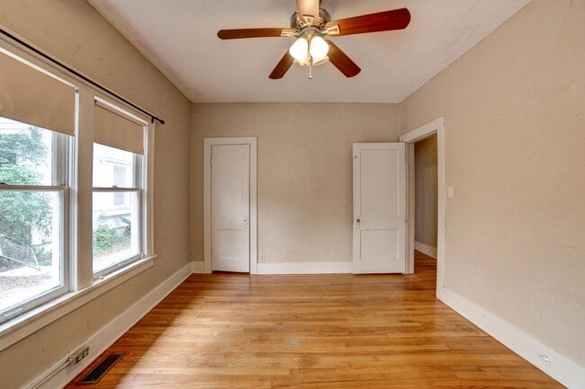 Building Photo - 2 Bed | 1.5 Bath in Midtown close to Utica Square & Cherry St!