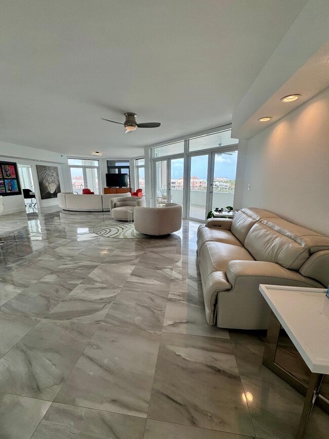 Building Photo - 300 SE 5th Ave