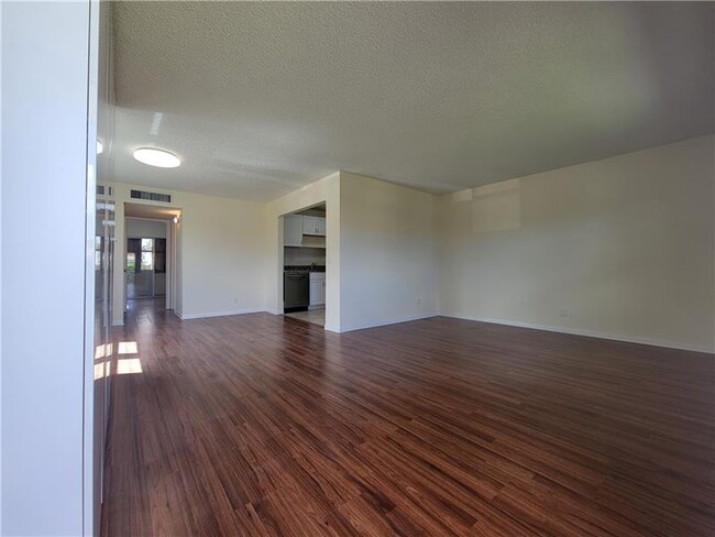 Building Photo - 480 Burgundy N