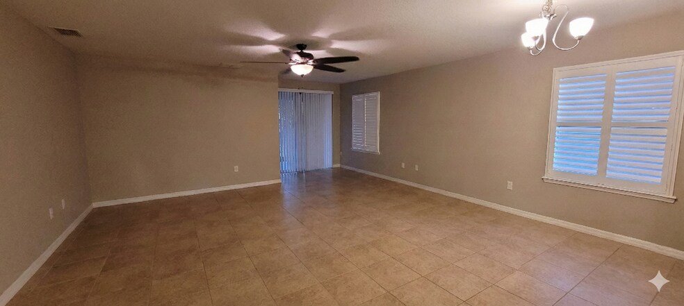 Building Photo - 910 Fallbrooke Ave