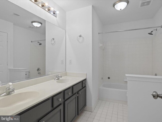 Building Photo - 1518 Summerset Pl
