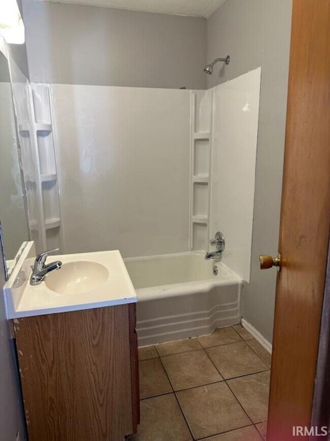 Building Photo - 1302 N Woodburn Ave