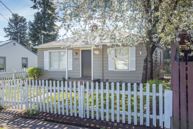Building Photo - Two Bedroom Bungalow Available in Lents Ne...