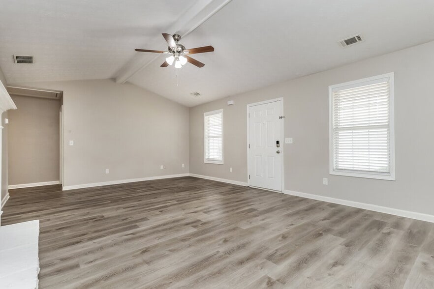 Building Photo - 335 Cattlemans Cir