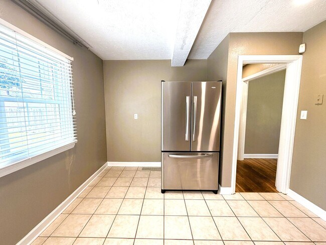 Building Photo - 217 Kewanna Dr