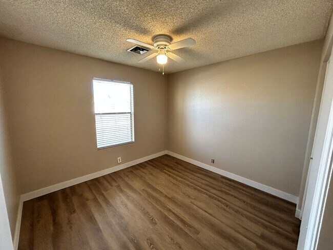 Building Photo - *NEW* Paint *NEW* Flooring *NO* HOA Glenda...