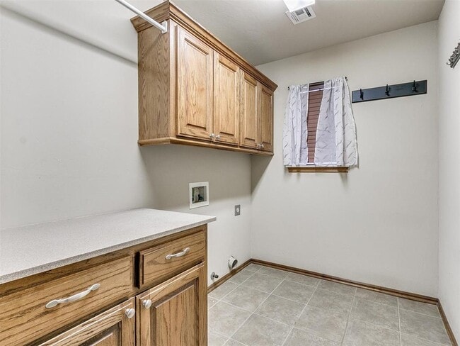 Building Photo - 1001 N Barn Hill Way