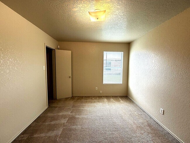 Building Photo - 5208 Lauren Lea Dr