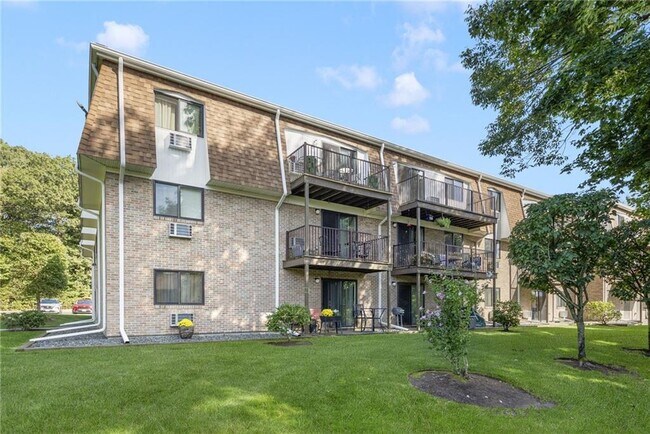Building Photo - 752 Quaker Ln