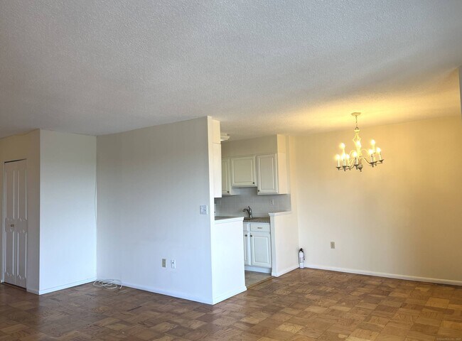 Building Photo - 44 Strawberry Hill Ave