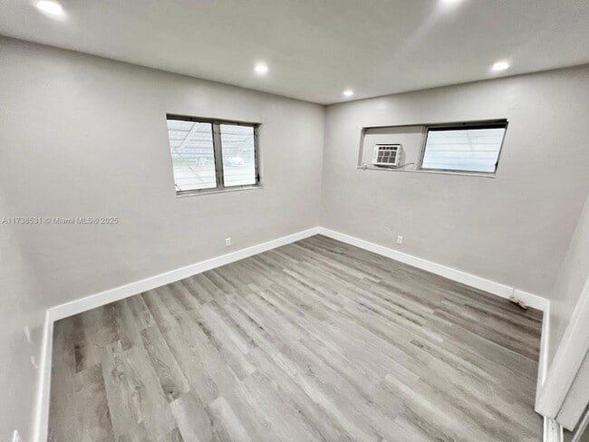 Building Photo - 226 SW 6th St