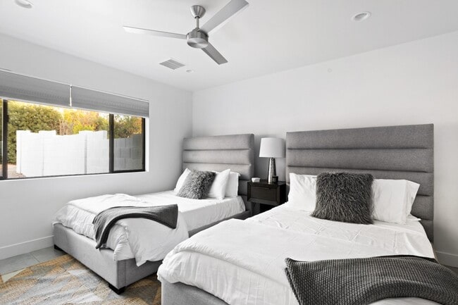 Building Photo - 4633 N 49th Pl