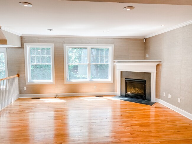 Building Photo - 439 Glenbrook Rd