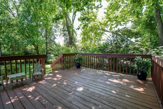 Building Photo - Immaculate Centrally located home!