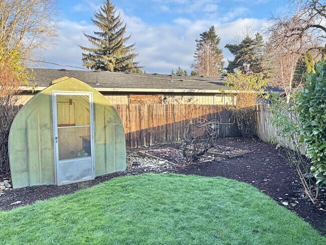 Building Photo - Adorable Quiet park like setting in fruit valley sunsets with landscaping provided