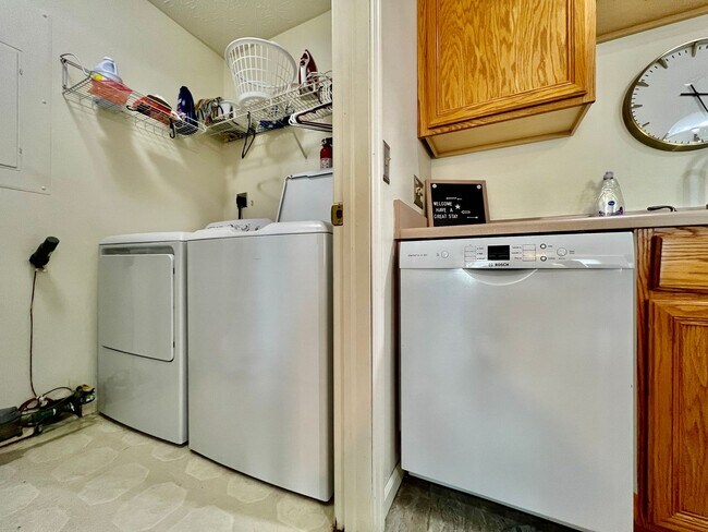 Building Photo - Fully furnished rental home for Corporate housing or insurance stays