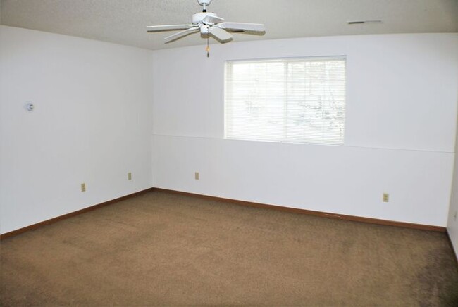 Building Photo - $1,025 | 2 Bedroom, 1 Bathroom 1st Floor C...