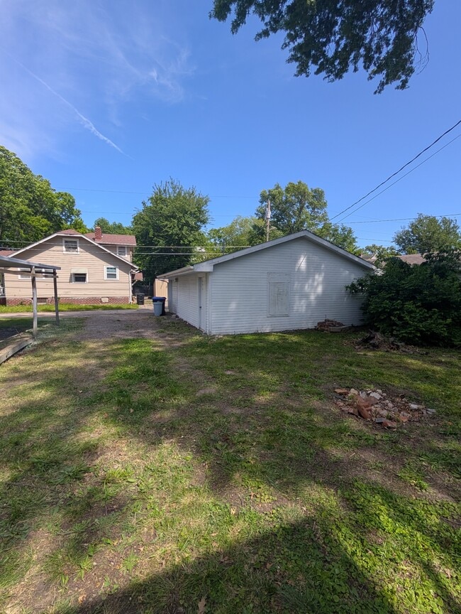 Building Photo - 300 SW Broadmoor Ave