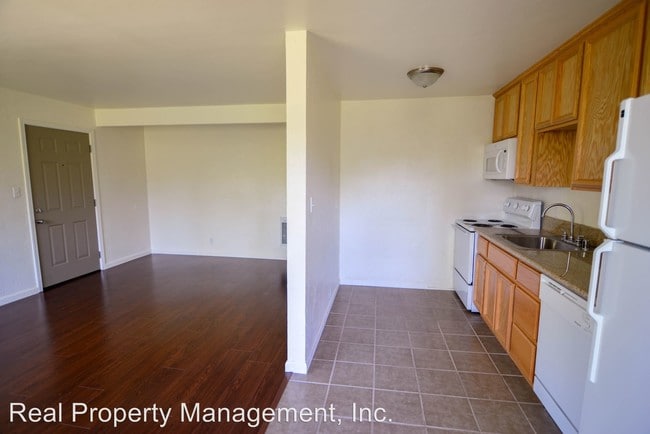 Building Photo - 2850 Pioneer Dr