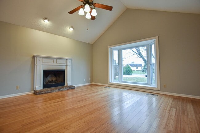 Building Photo - Pet Friendly Three Bedroom!