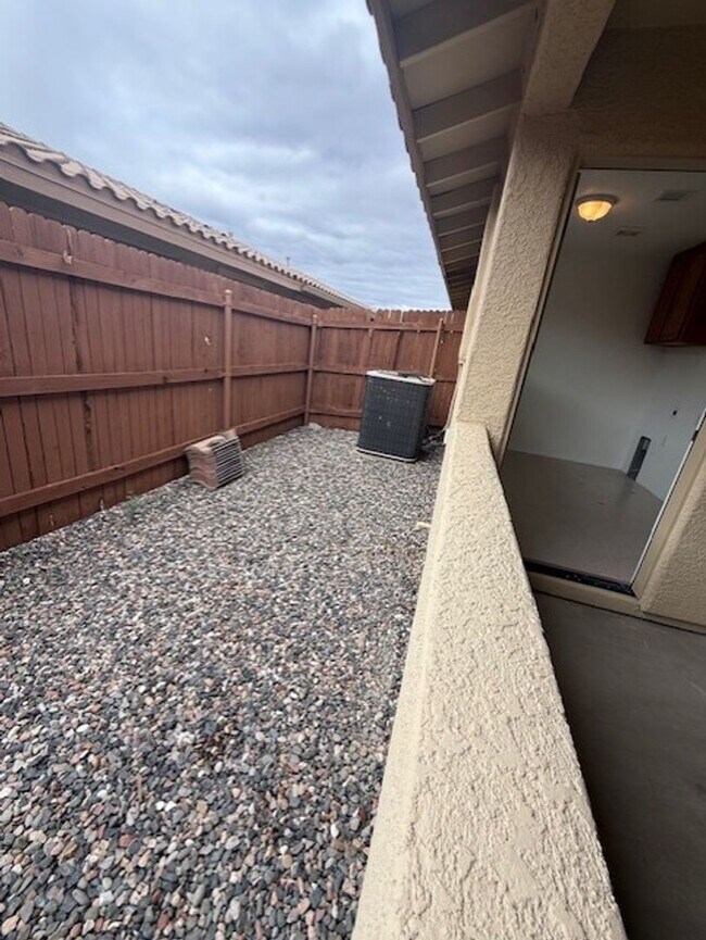 Building Photo - 2 Bedroom 2 Bath Contact Property Pros 928-634-7710