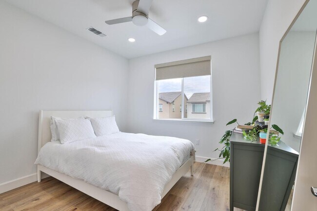 Building Photo - 2887 Penrose Ln