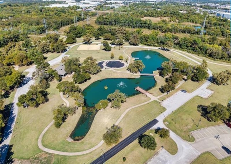 Building Photo - 2725 Hyde Park Dr