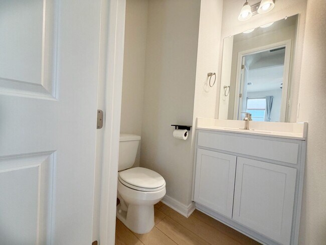 Building Photo - 2 Bed / 2.5 Bath Home Ready for Lease!