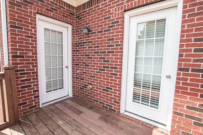 Building Photo - Stunning Two Bedroom, Two Bathroom Apartme...