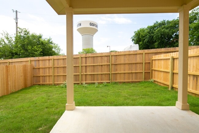 Building Photo - AVAILABLE NOW! GORGEOUS 3 BEDROOM DUPLEX LOCATED IN BUDA, TEXAS!