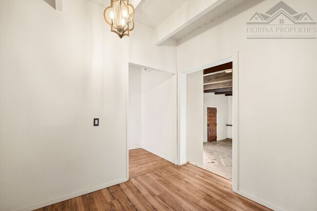 Building Photo - Rustic Santa Fe Charm on Kathryn Ave.