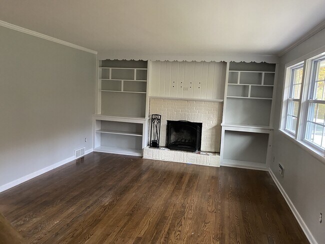 Building Photo - 13 Ellen Lane