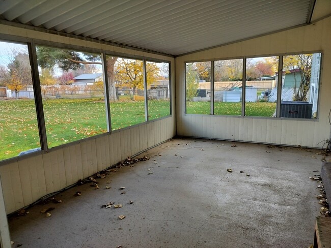 Building Photo - 130 NW Carrie Cir