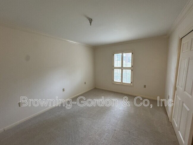 Building Photo - 5025 Hillsboro Pike