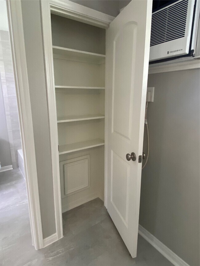 Building Photo - 211 W 17th St