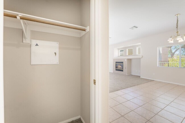 Building Photo - Beautiful Single Story Home with 3 Bedroom...