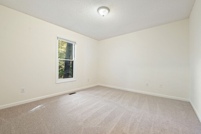 Building Photo - Carrboro 2 Bedroom/1Bathroom Unit! Late June move in!