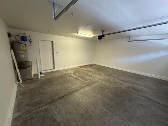 Building Photo - 4 Bedroom - 3.5 Bath Townhome in Gilbert