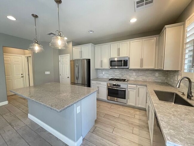 Building Photo - To schedule a viewing, call Wally Fellman ...