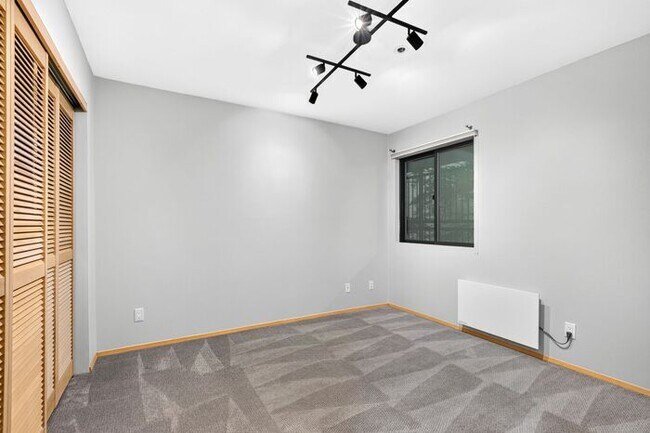 Building Photo - Enormous Waterfront Alki Condo w/ Stunning Views