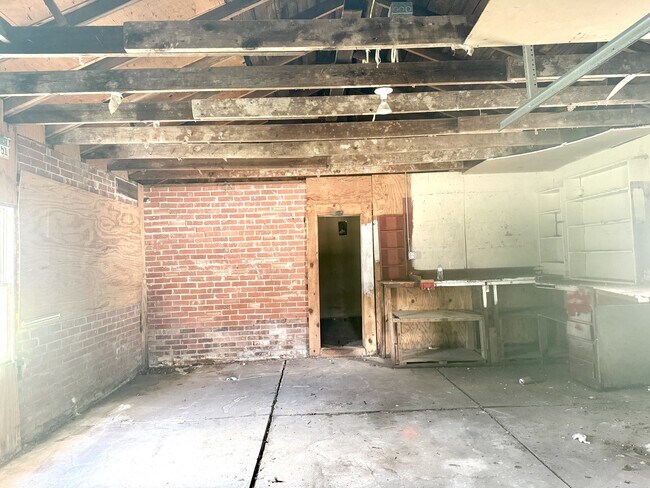 Building Photo - 817 C St SE