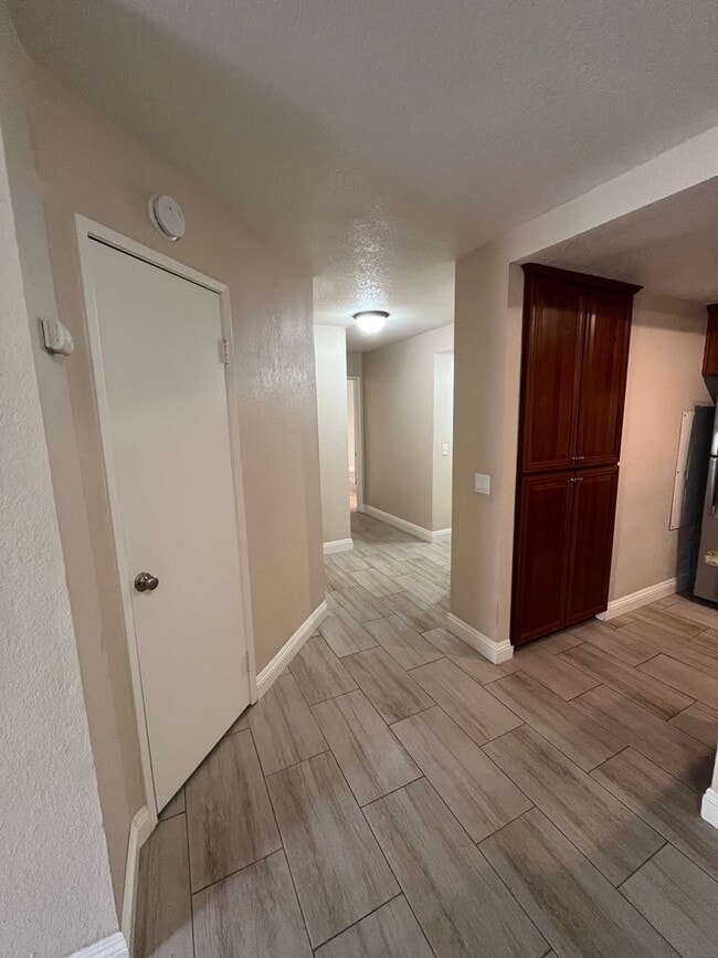 Building Photo - BEAUTIFULLY UPGRADED 1 STORY CONDO