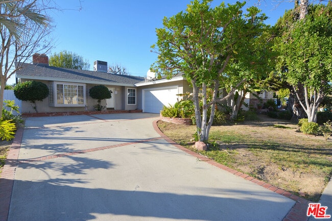 Building Photo - 9321 Donna Ave