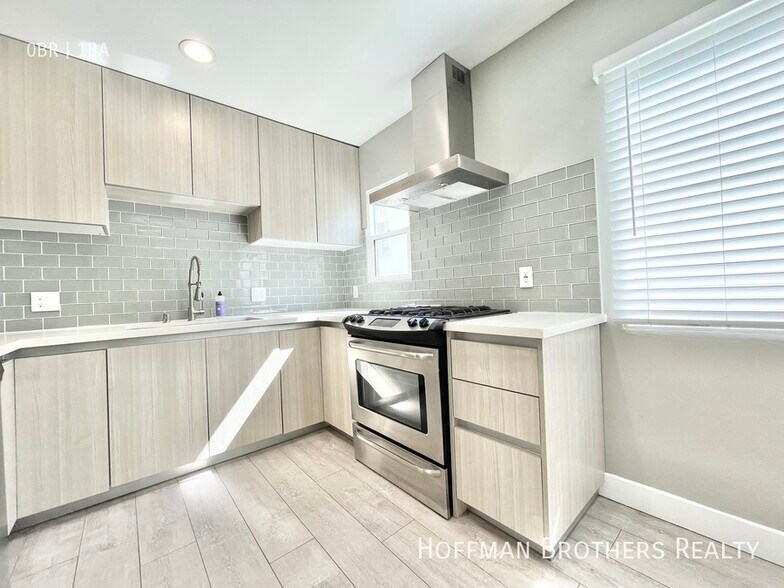 Building Photo - 400 S Mariposa Ave