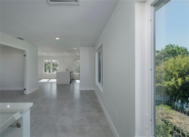 Building Photo - 310 Hibiscus St